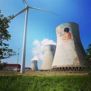 centrales-nucleaires-eolienne-fresque Centrales nucléaires avec fresque et éolienne