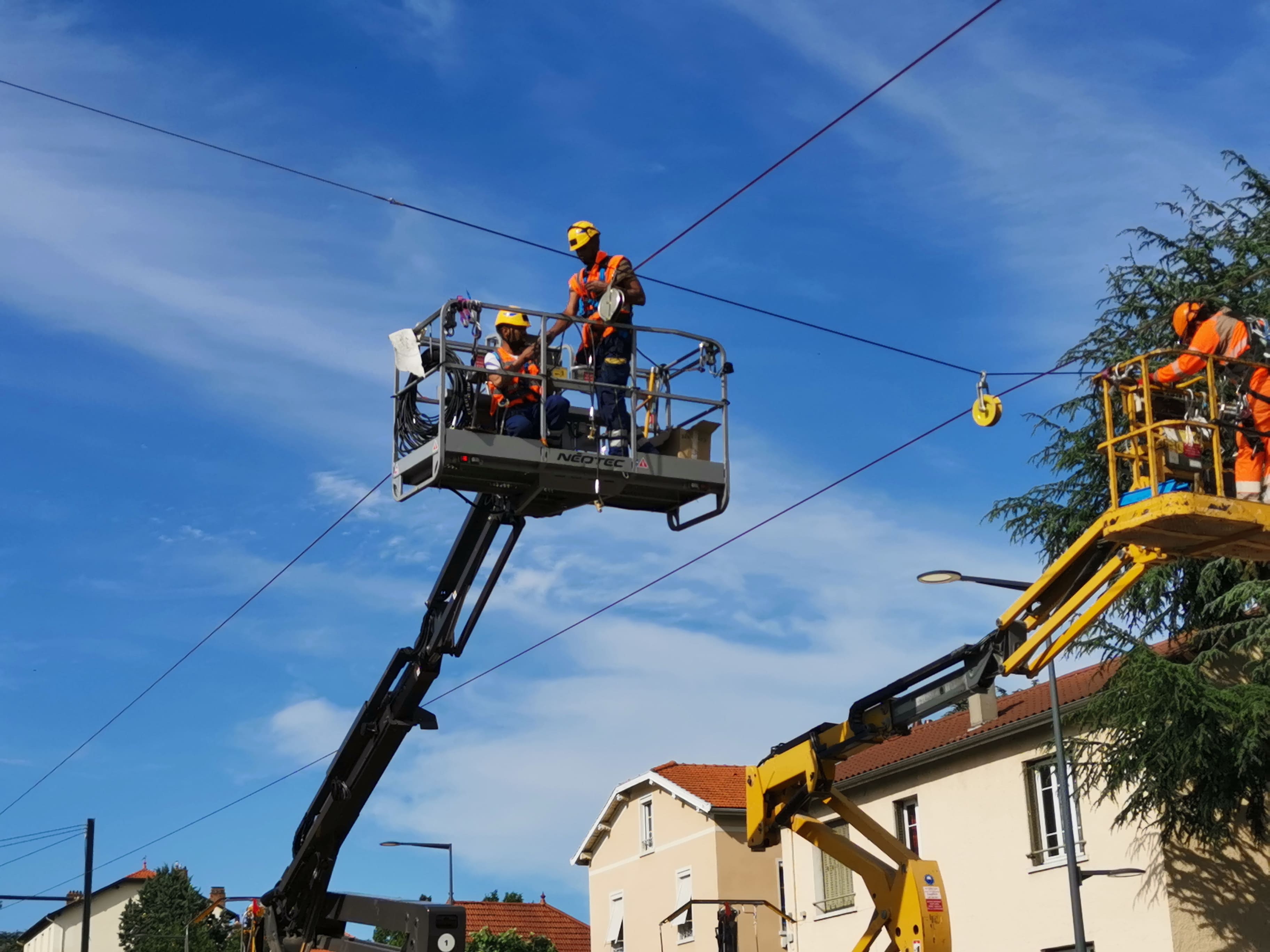 travailleurs-hauteur-chantier-electrique Travailleurs en hauteur sur un chantier électrique