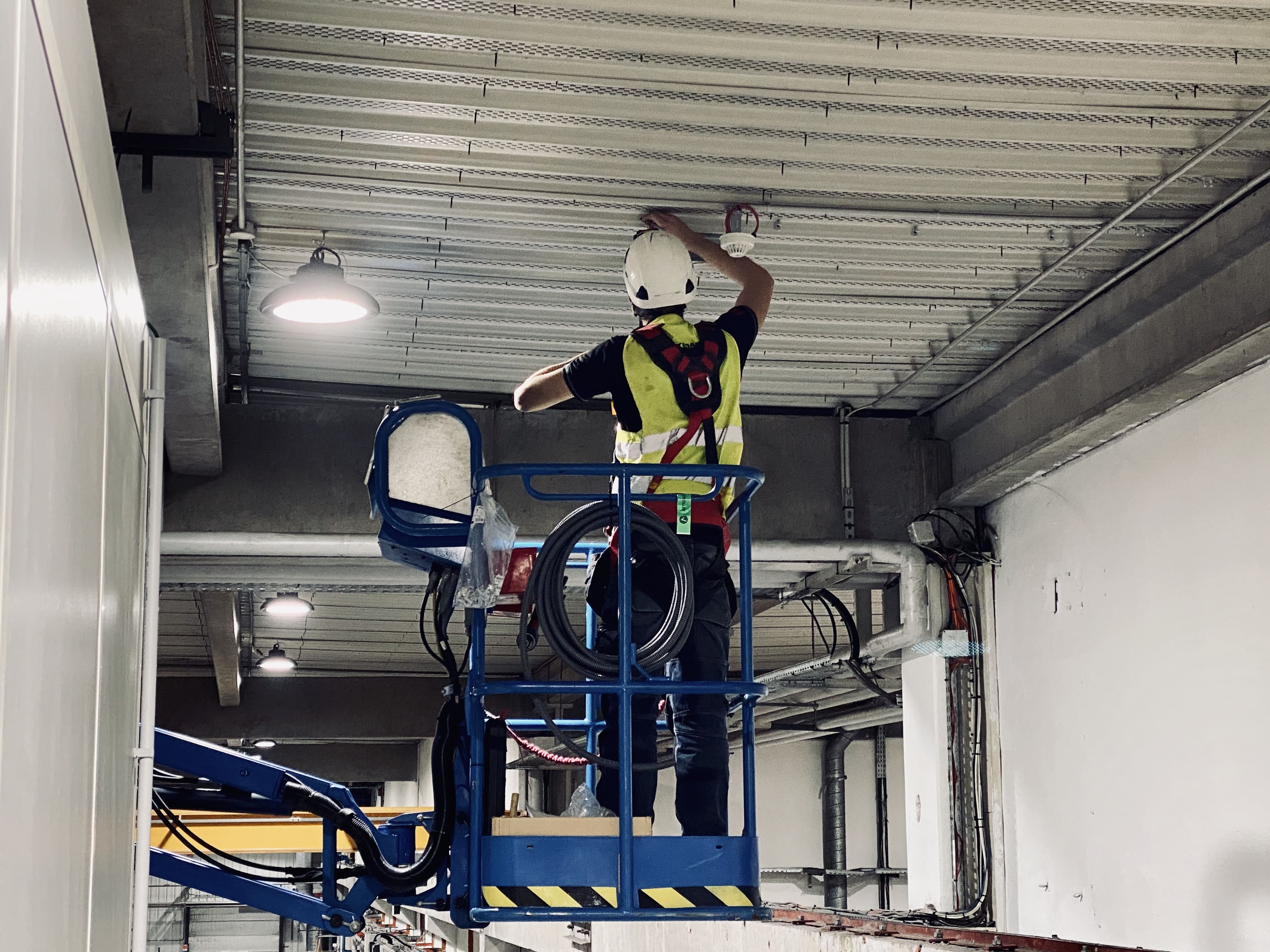 technicien-habilitation-hauteur Technicien en habilitation électrique travaillant en hauteur