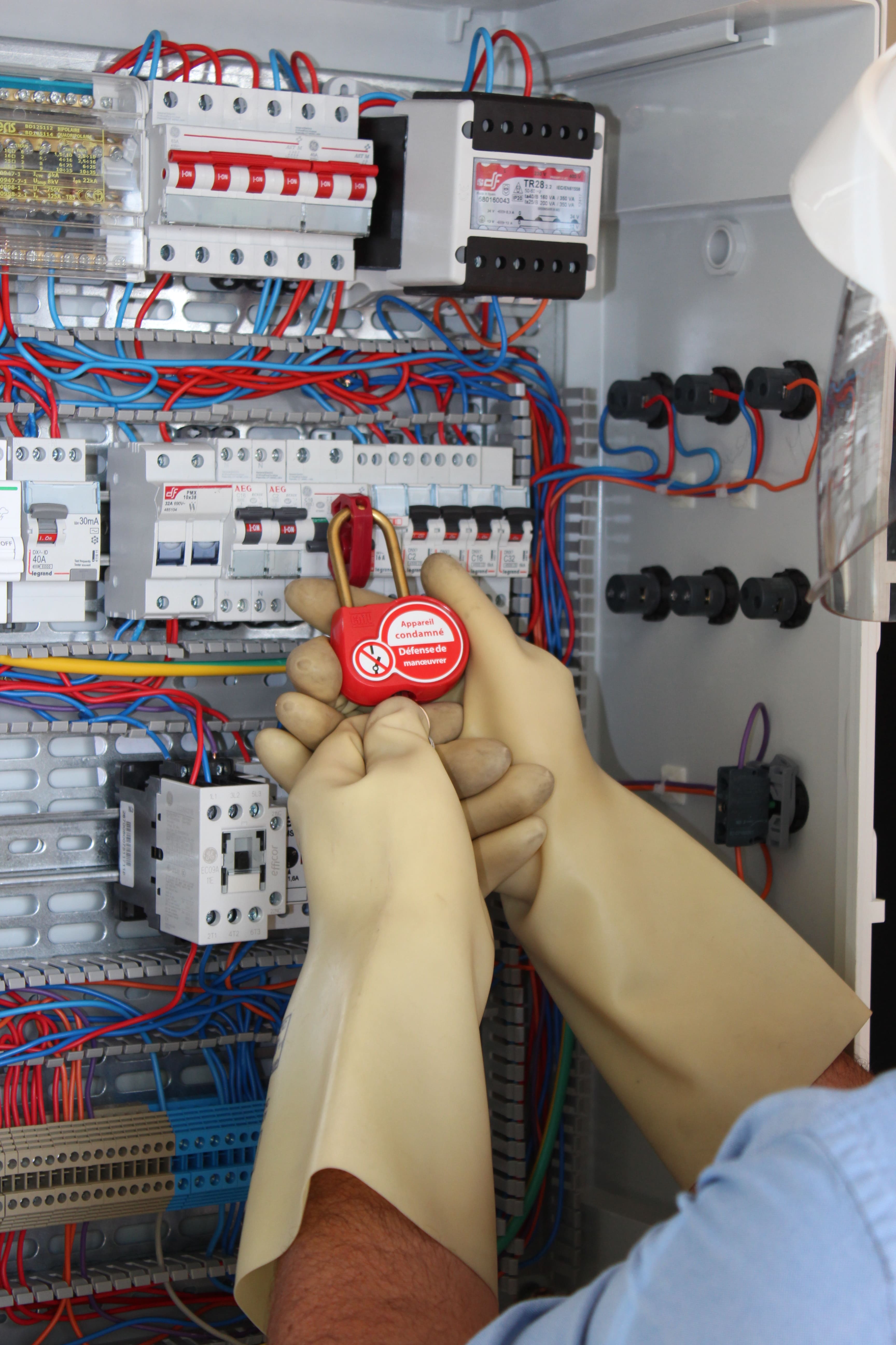 dispositif-securite-electrique Technicien manipulant un dispositif de sécurité électrique