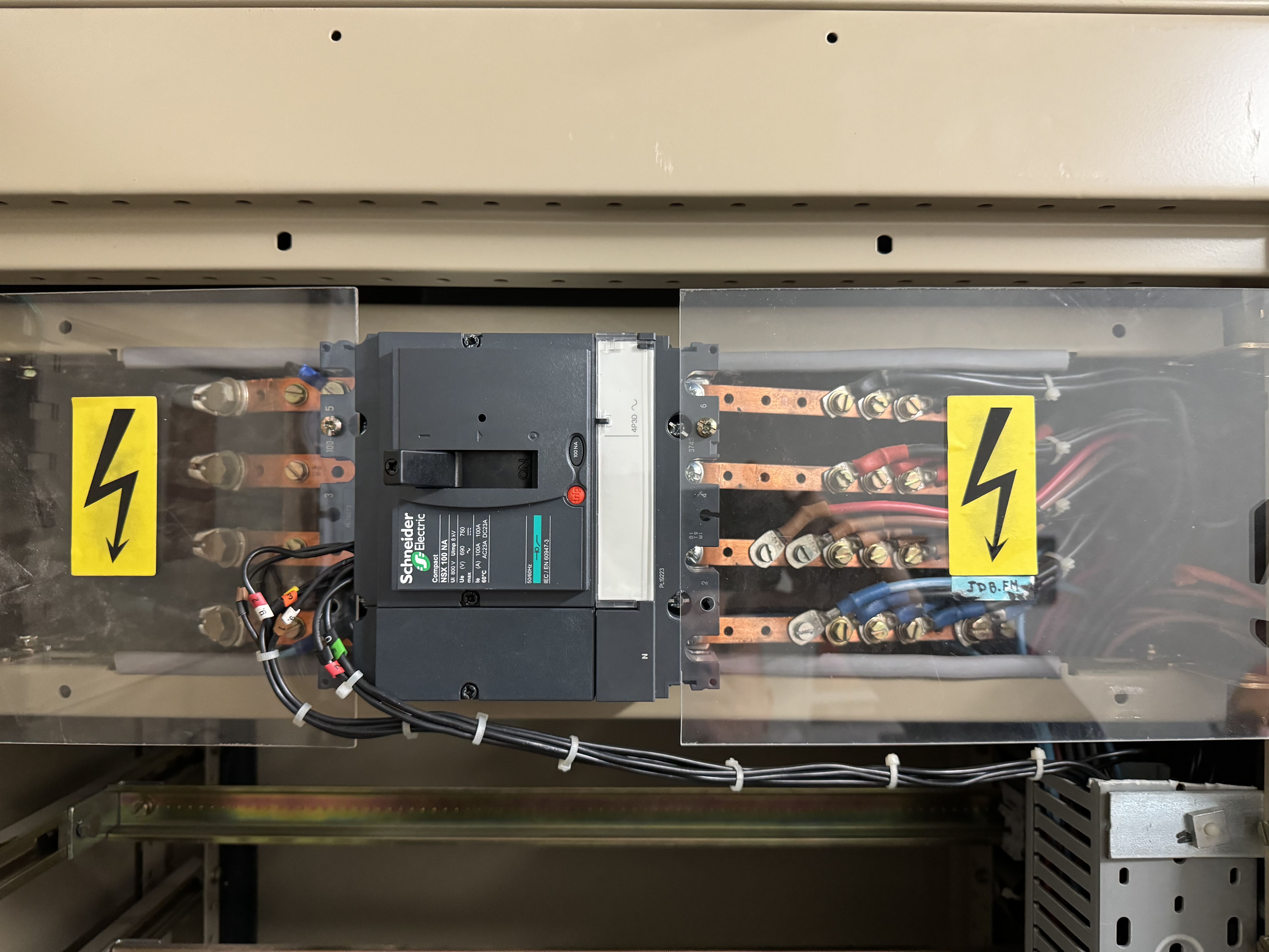 tableau-electrique-habilitation Tableau électrique avec étiquettes de sécurité