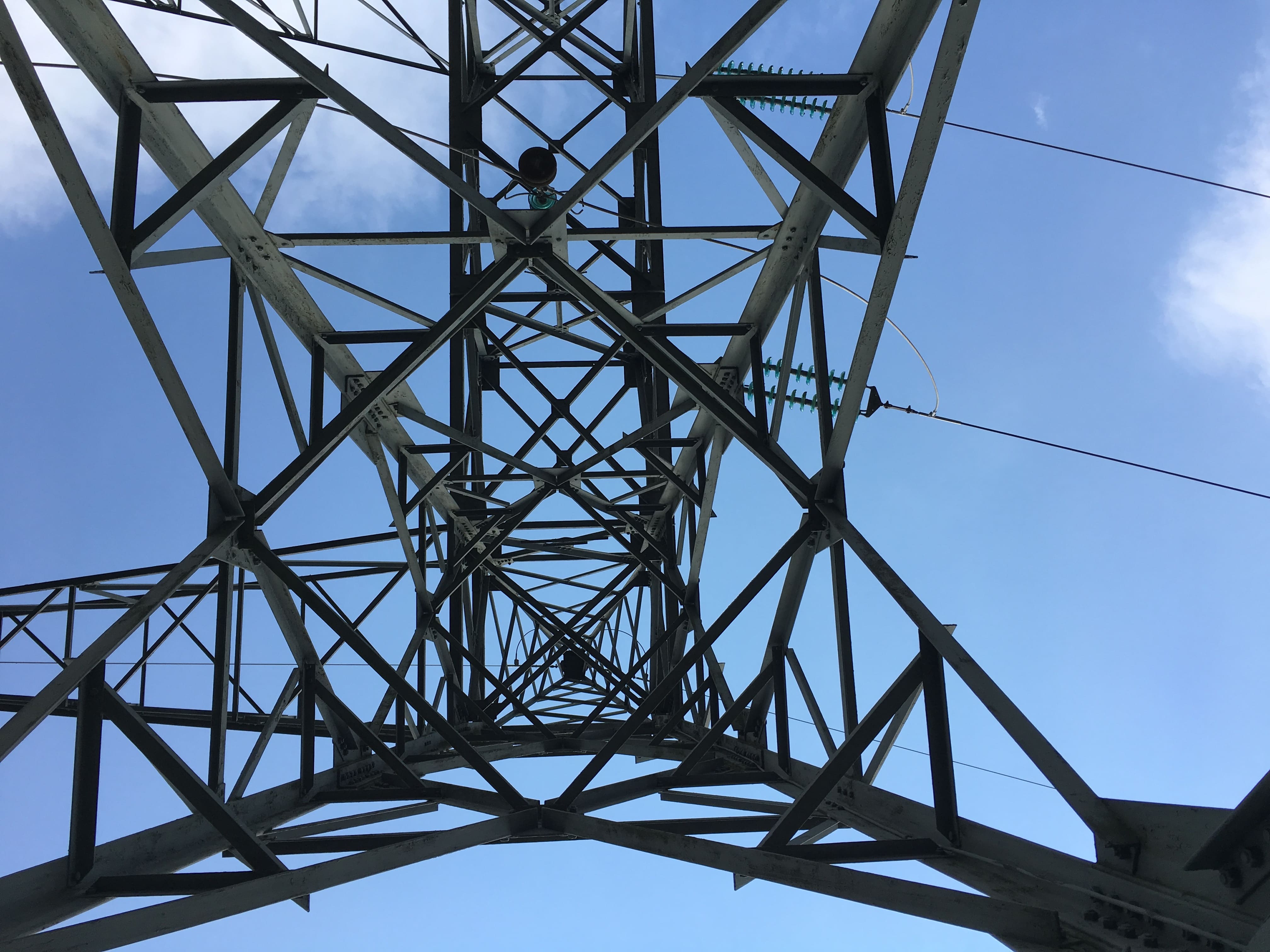 structure-electrique-contre-plongee Vue en contre-plongée d'une structure électrique