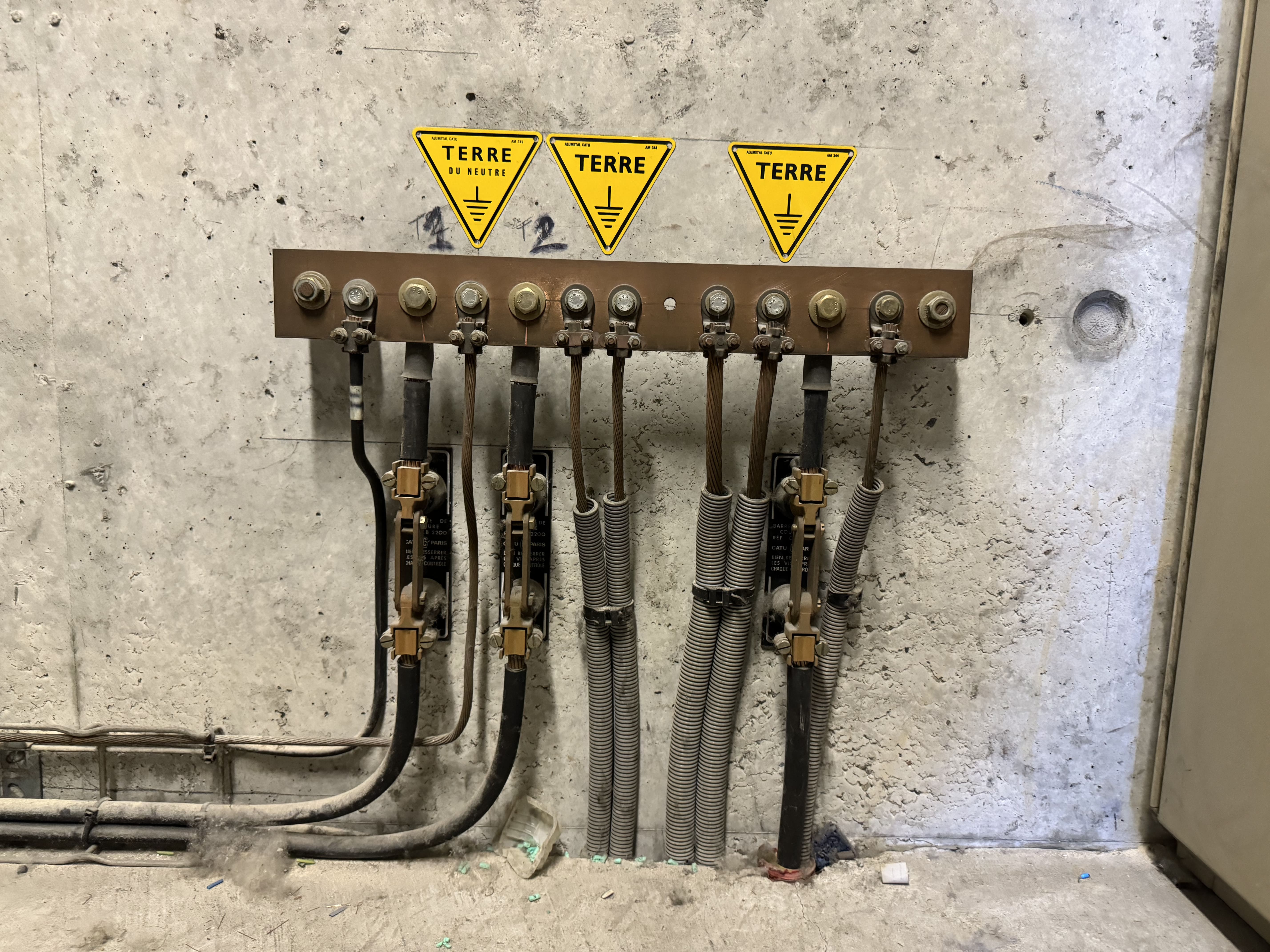 Panneau de connexions électriques avec avertissements de sécurité