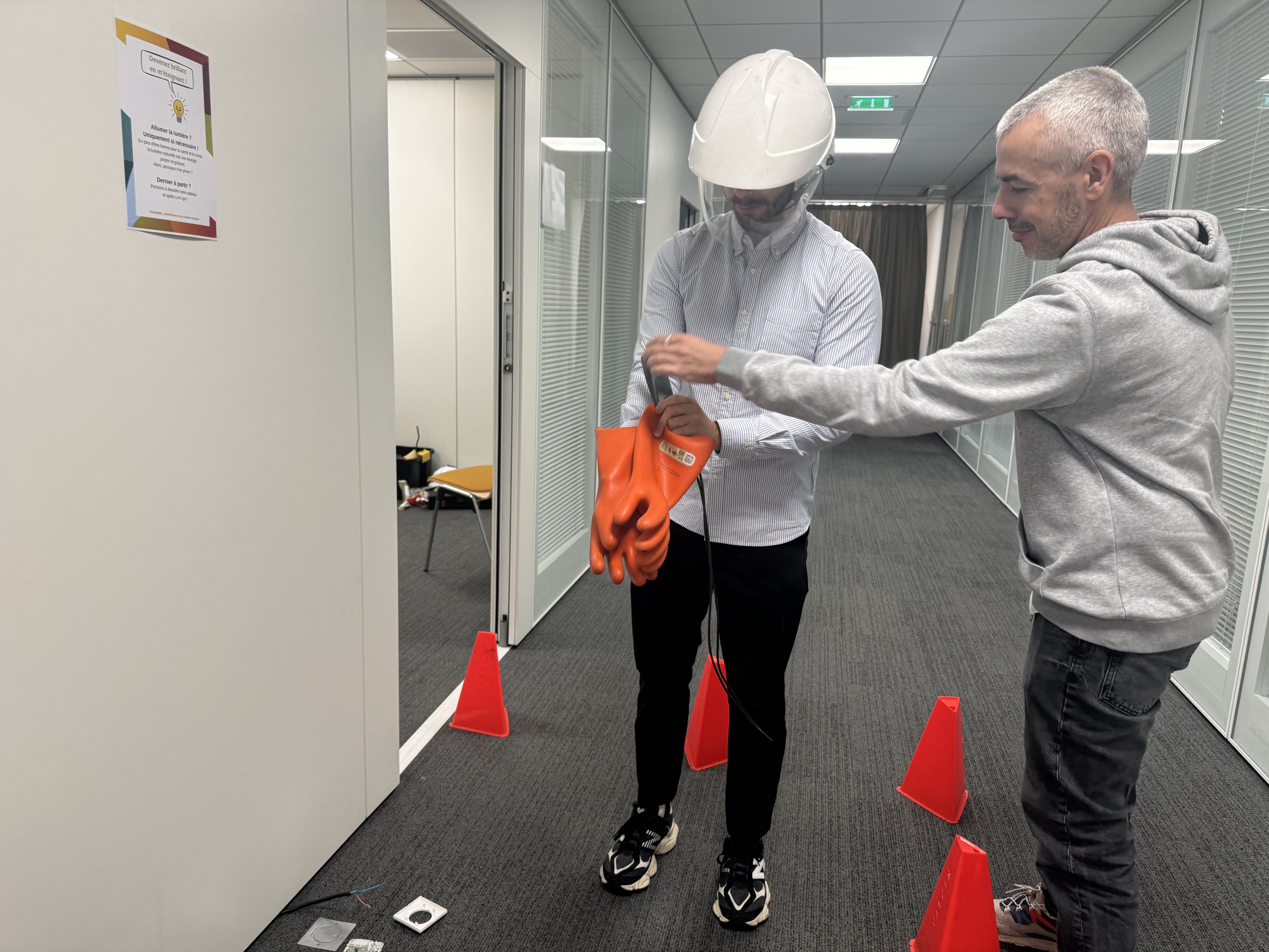 Deux personnes se préparant pour une formation sur le recyclage électrique.