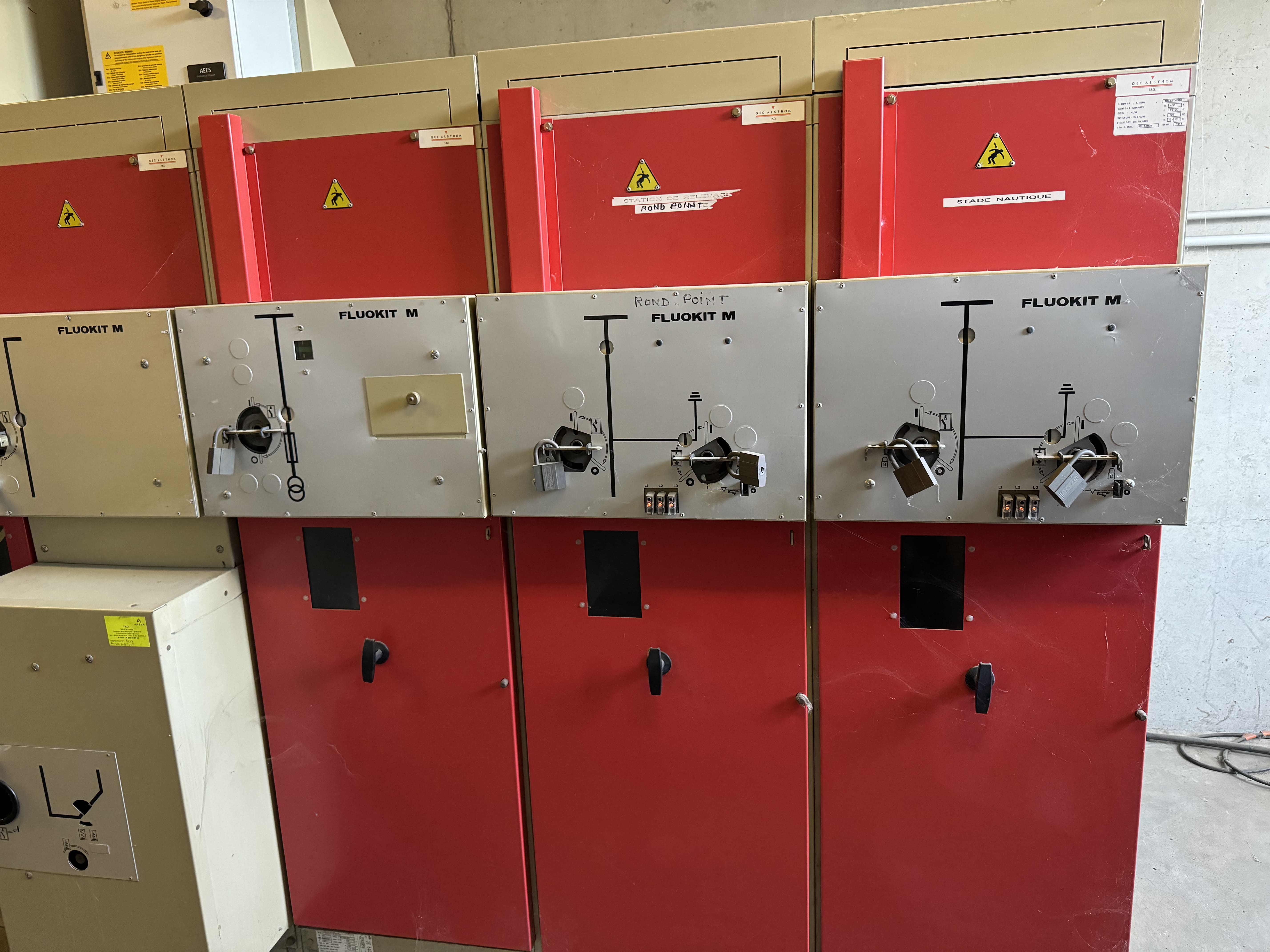 Armoires de distribution électrique avec étiquettes de sécurité
